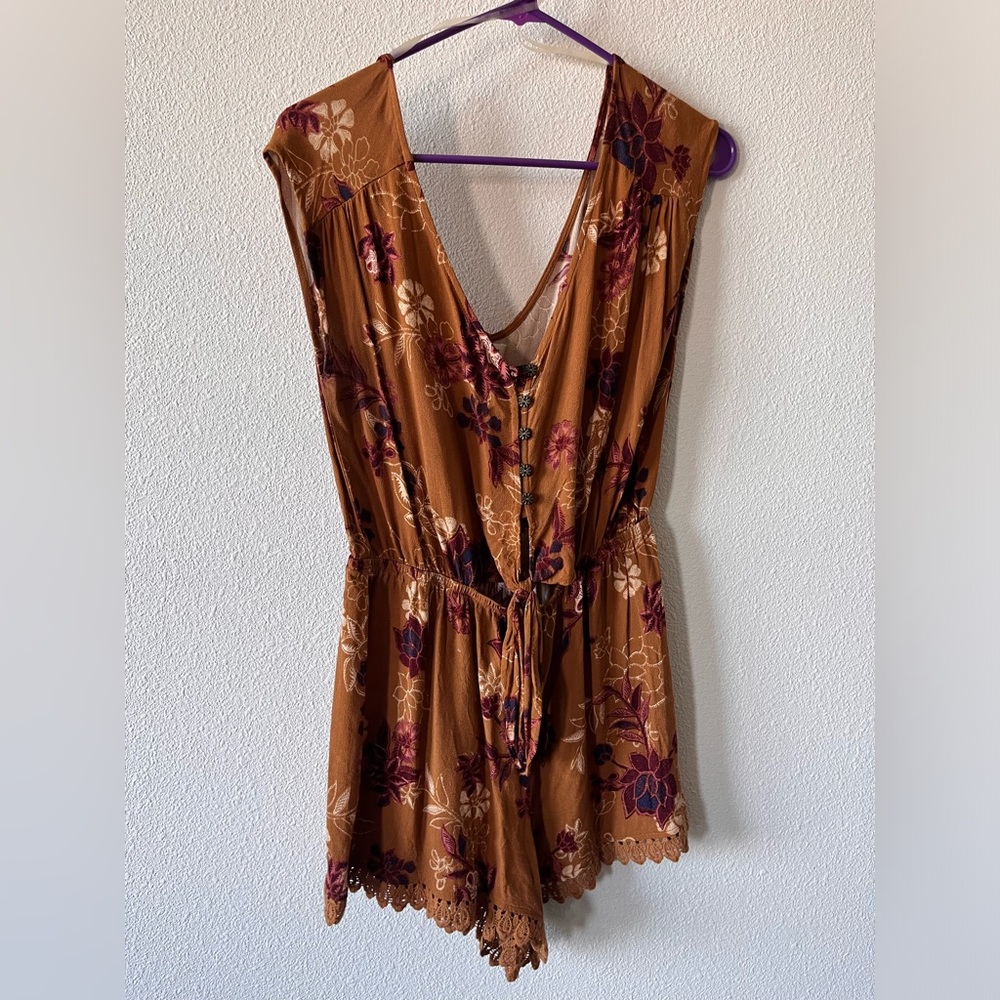 Floral romper | great condition | cutout in middle